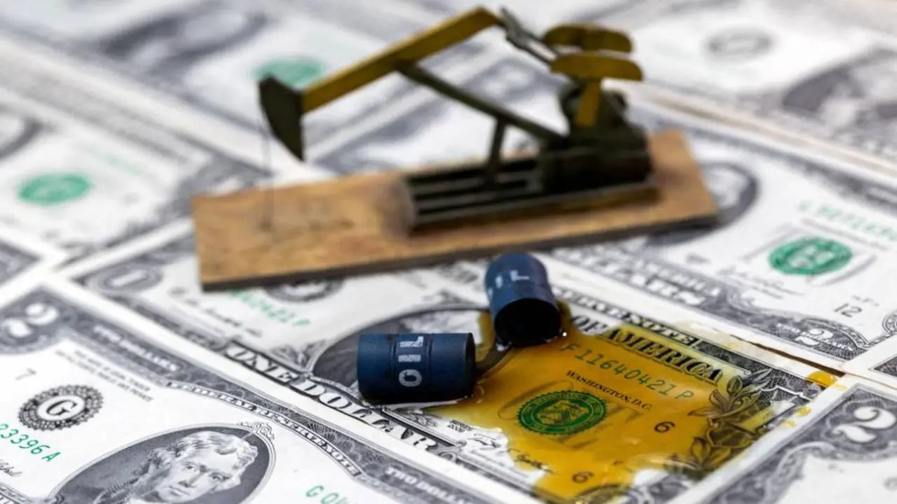 تراجع الدولار أمام تحول البنوك المركزية للتشديد النقدي وسط صدمة أسعار النفط